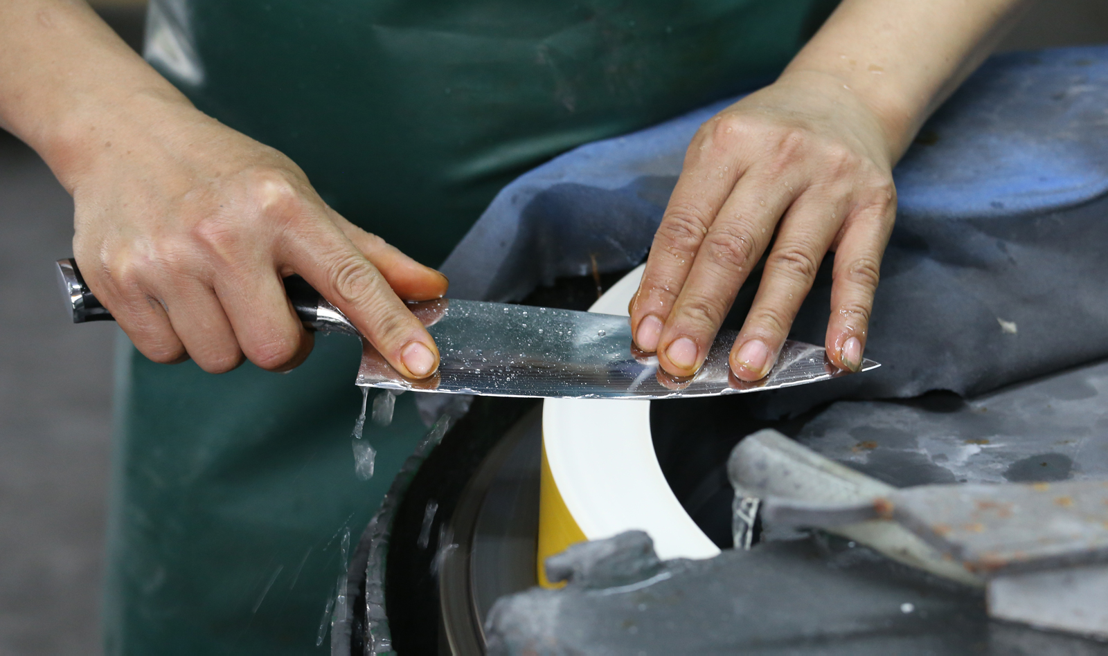 Wet type blade edging